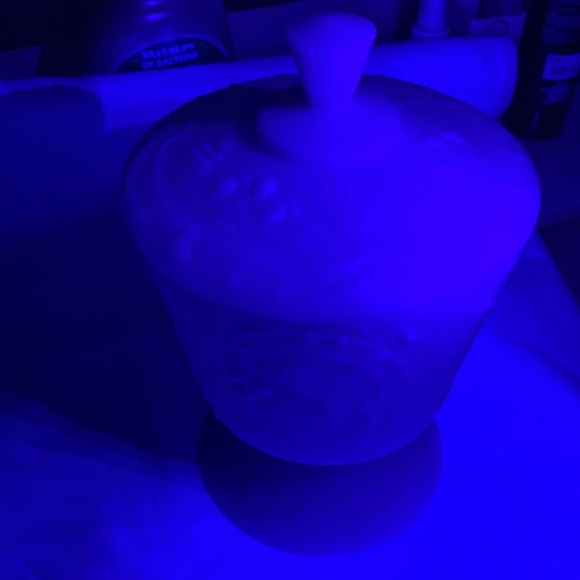 VTG Fenton blue satin glass Wild Strawberry footed with lid bowl - Picture 11 of 12